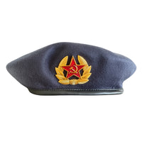 Russische Armeeuniform im sowjetischen Stil der UdSSR, dunkelblaues Militär-Baskenmütze, Mützenabzeichen