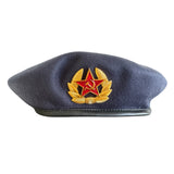 Russische Armeeuniform im sowjetischen Stil der UdSSR, dunkelblaues Militär-Baskenmütze, Mützenabzeichen