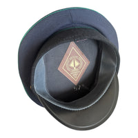 Postsowjetisches ukrainisches Militäroffiziersuniform-Metallabzeichen mit Schirmmütze