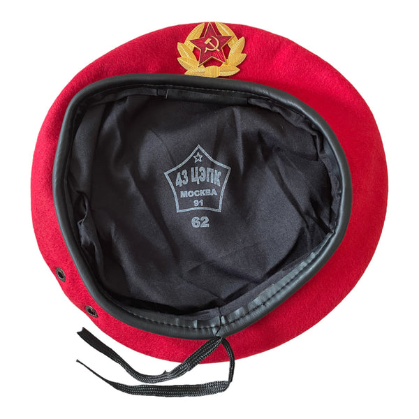 Russische Armeeuniform im sowjetischen Stil der UdSSR, leuchtend rote Spetsnaz-Baskenmütze, Hutabzeichen