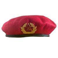 Russische Armeeuniform im sowjetischen Stil der UdSSR, leuchtend rote Spetsnaz-Baskenmütze, Hutabzeichen