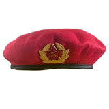 Russische Armeeuniform im sowjetischen Stil der UdSSR, leuchtend rote Spetsnaz-Baskenmütze, Hutabzeichen