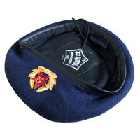 Sowjetischer RKKA-Stil, russische Armeeuniform, blaues Militär-Damen-Baskenmütze, Mützenabzeichen
